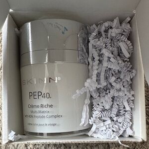 SKINN PEP40 Multi-Matrix Moisturizer - Silver and White